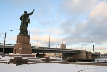 Володарский мост через Неву, памятник Володарскому